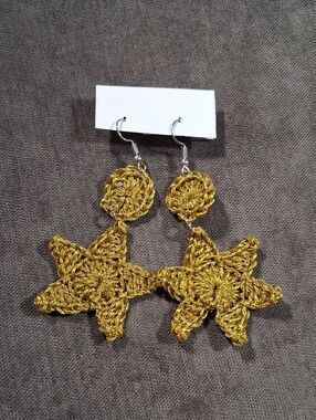 Hand Crafted Metallic Gold Starched Crochet Dangle Star Earrings 46mmx80mm NWOT